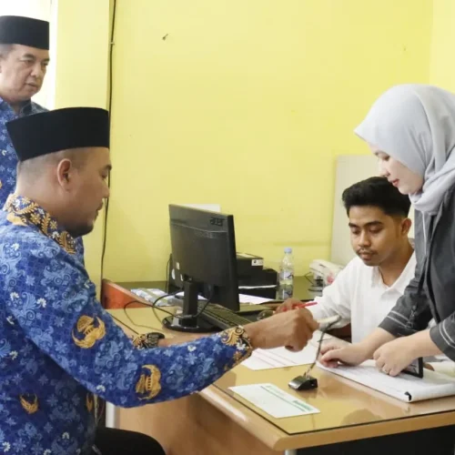 Bupati Inhu, Ade Agus Hartanto saat tiba di Kantor BPR Indra Arta