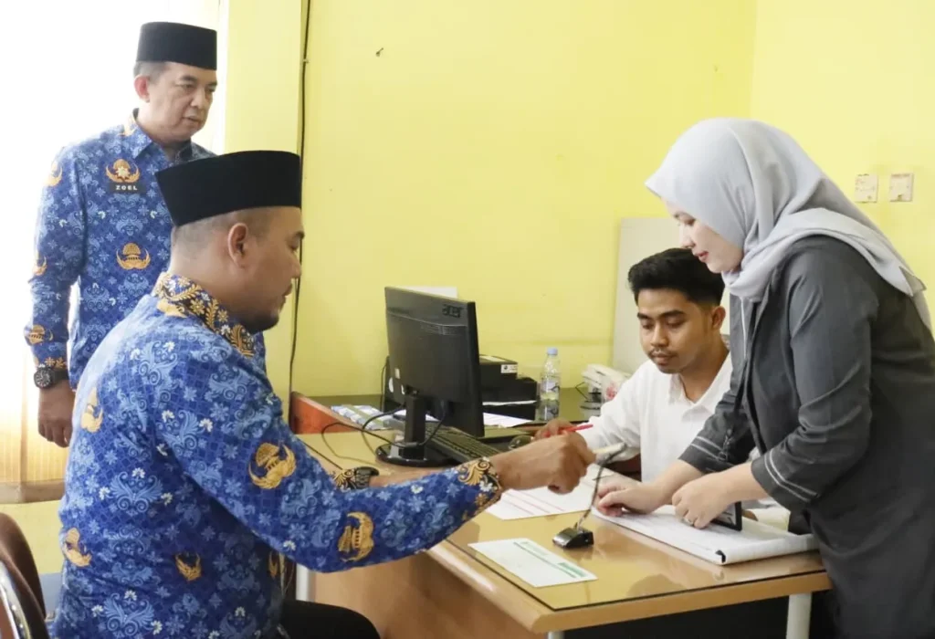 Bupati Inhu, Ade Agus Hartanto saat tiba di Kantor BPR Indra Arta