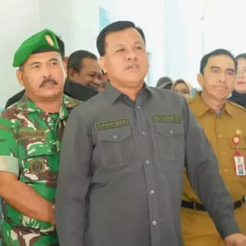 Bupati Kuansing, Suhardiman Amby (sisi tengah) saat menghadiri peresmian dapur MBG di Sengingi Hilir