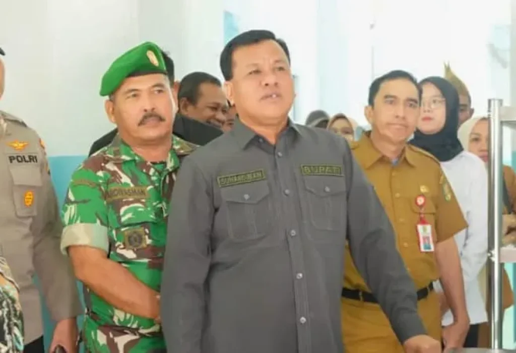 Bupati Kuansing, Suhardiman Amby (sisi tengah) saat menghadiri peresmian dapur MBG di Sengingi Hilir