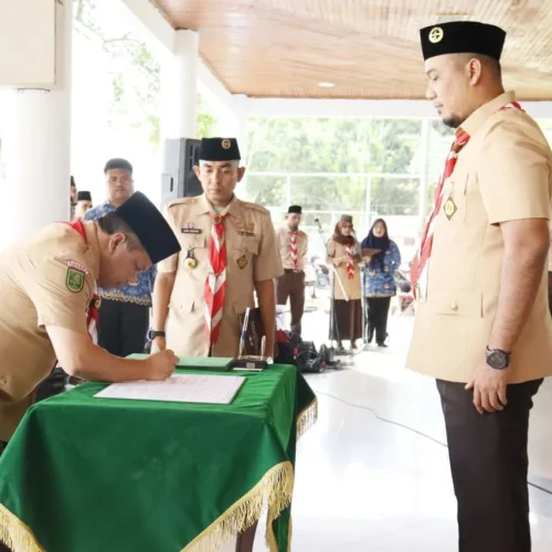 Bupati Inhu Ade Agus Hartanto mengambil posisi untuk penandatanganan SK