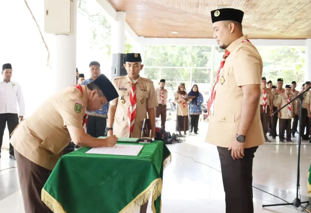 Bupati Inhu Ade Agus Hartanto mengambil posisi untuk penandatanganan SK