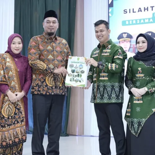 Bupati Inhu Ade Agus Hartanto saat memberikan Cendramata kepada AKBP Fahrian Saleh Siregar, Kapolres Bengkalis