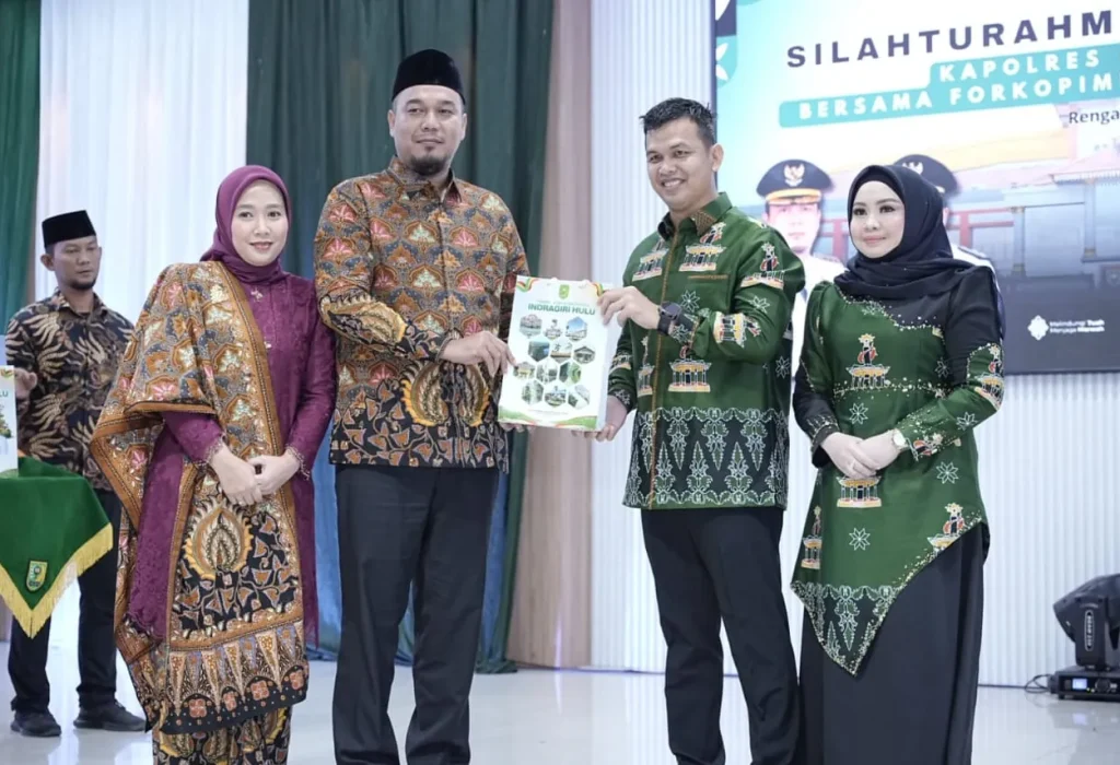 Bupati Inhu Ade Agus Hartanto saat memberikan Cendramata kepada AKBP Fahrian Saleh Siregar, Kapolres Bengkalis