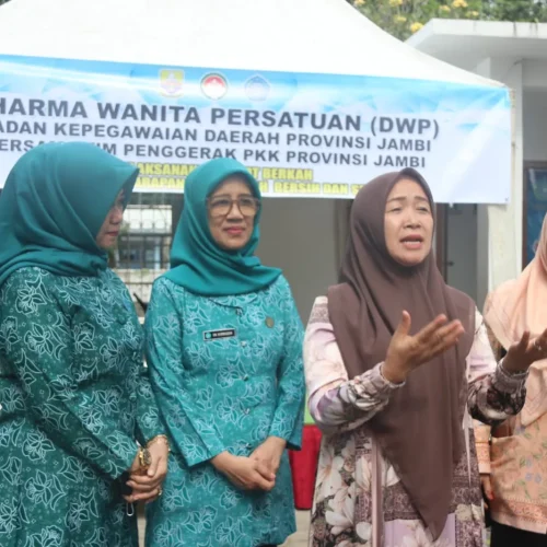 Hj. Hesnidar Haris, Ketua TP PKK (posisi ketiga dari sisi kiri depan) saat berbagi jumat berkah