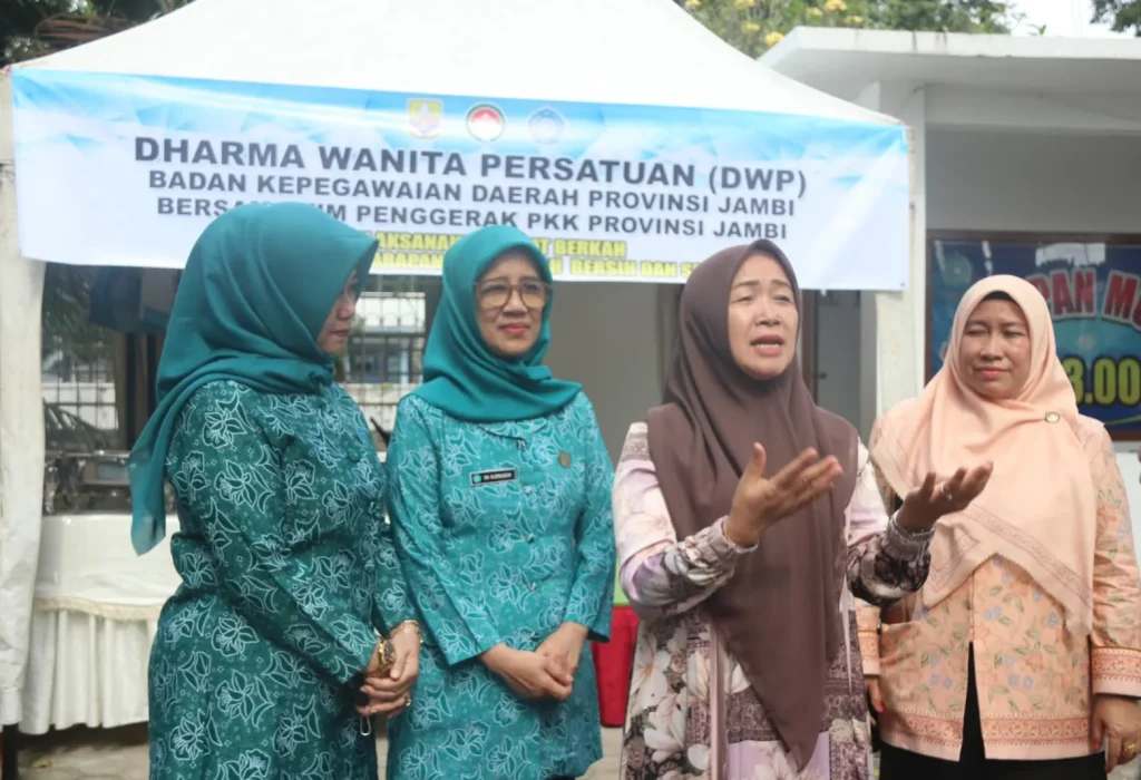 Hj. Hesnidar Haris, Ketua TP PKK (posisi ketiga dari sisi kiri depan) saat berbagi jumat berkah
