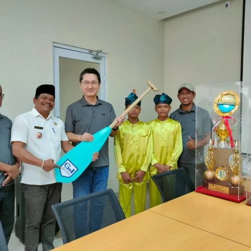 Pihak management PT Inecda saat bersama dengan Anak Coki jalur Tuah Datuk Keramat Imbang'