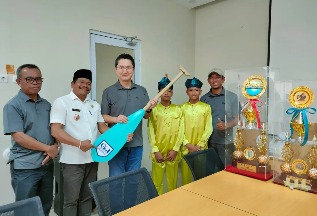Pihak management PT Inecda saat bersama dengan Anak Coki jalur Tuah Datuk Keramat Imbang'