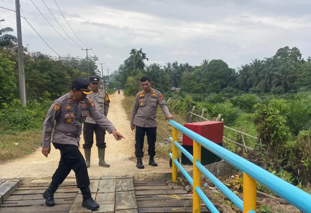Wakapolres Inhu tinjau jembatan yang direnovasi