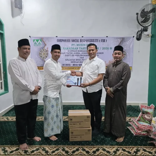 Malinton Purba (posisi ketiga dari depan kiri) saat menyerahkan paket sembako