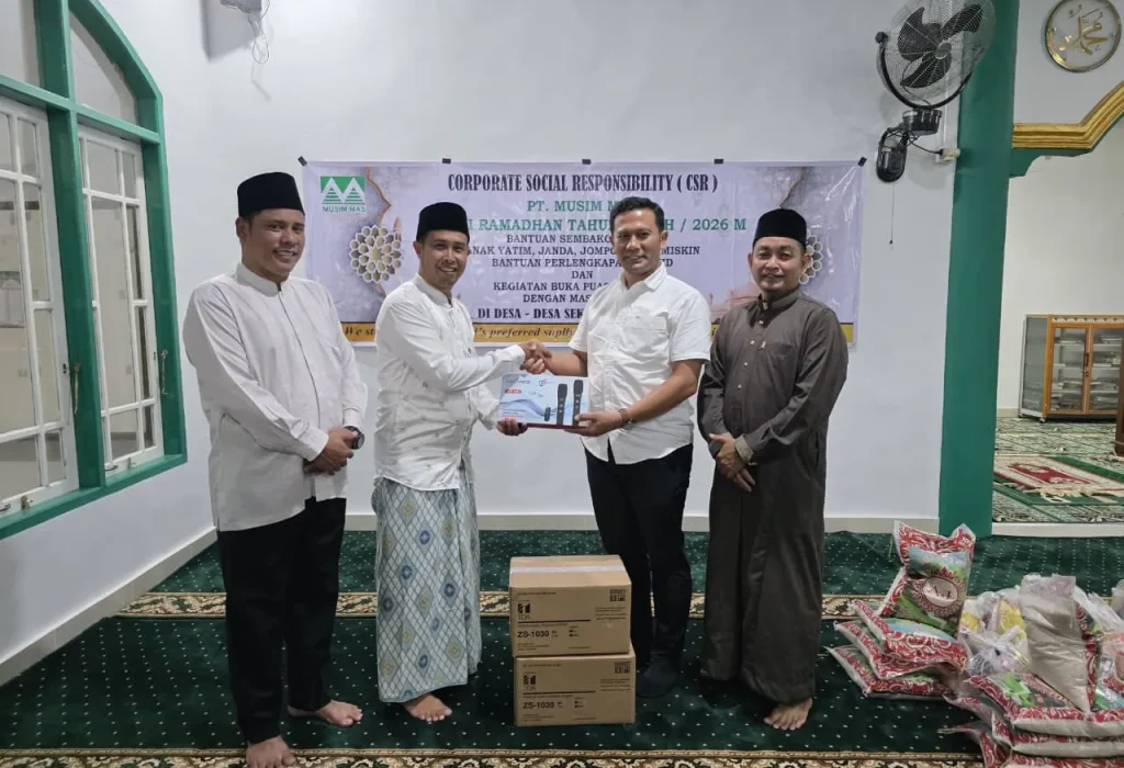 Malinton Purba (posisi ketiga dari depan kiri) saat menyerahkan paket sembako