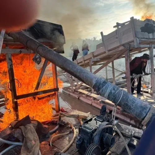 Alat Tambang yang Dimusnahkan dengan Cara Dibakar di Kuansing
