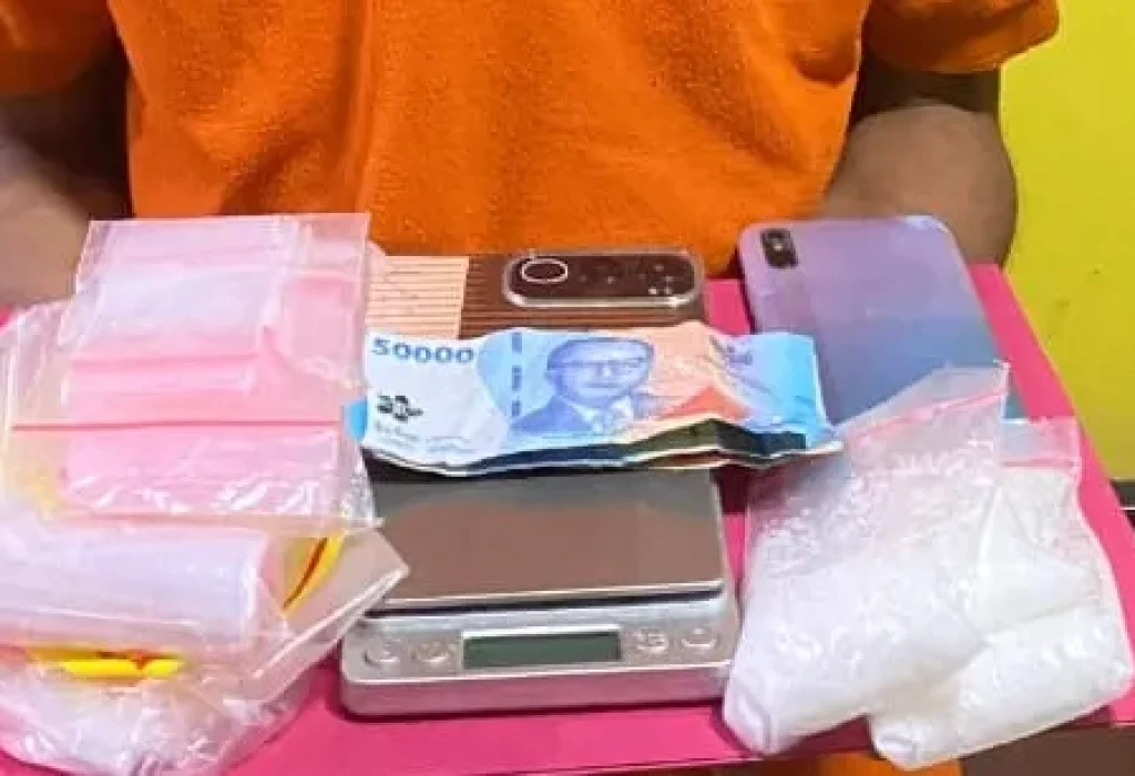 Ratusan Gram Sabu barang bukti milik tiga tersangka yang diamankan