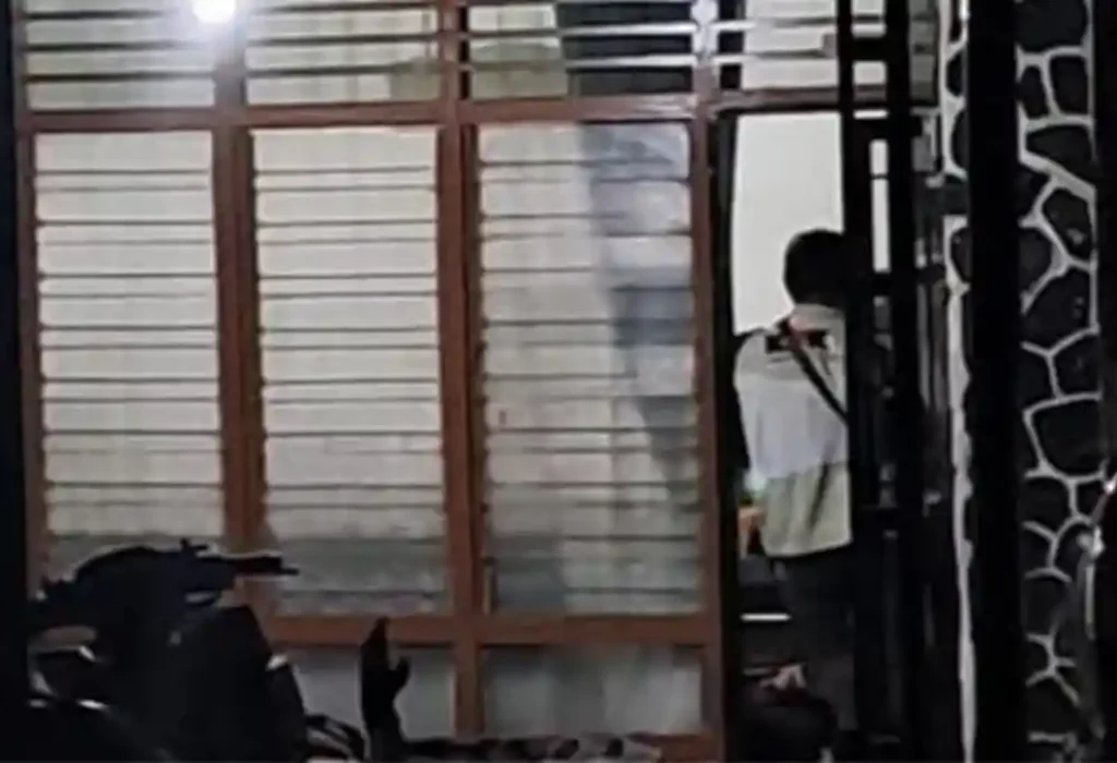 KPK_Geledah_Rumah_Kadisbunnak_Kuansing_06072027